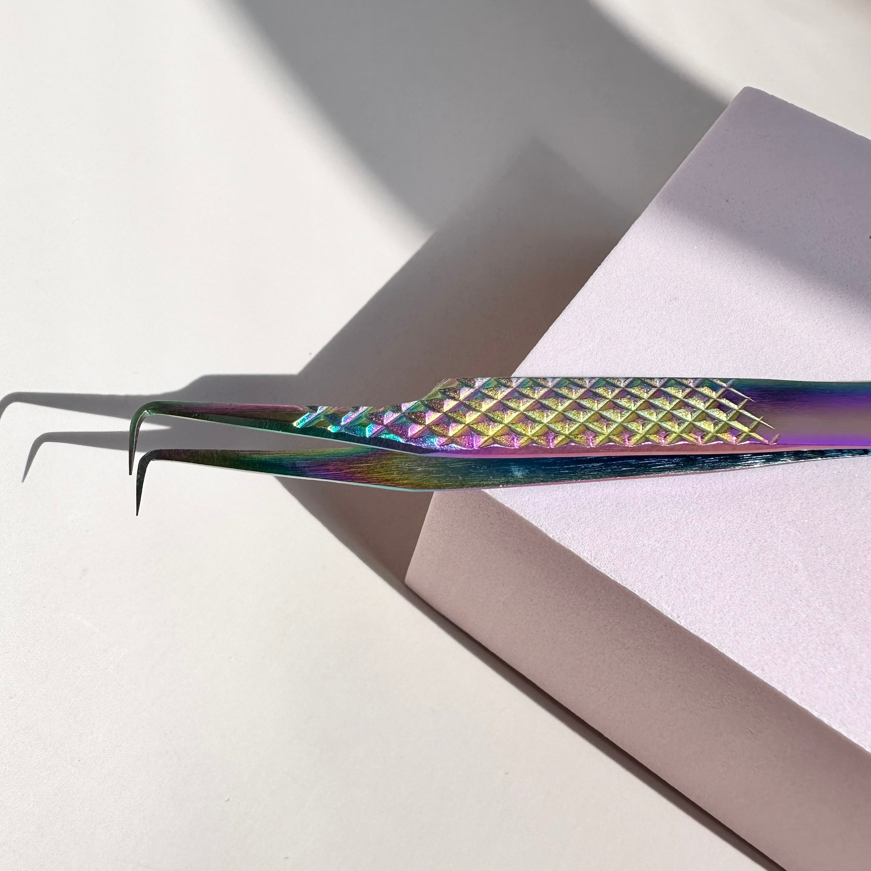 Curved Tweezers - Precision Lash Application Tool by Lavilash