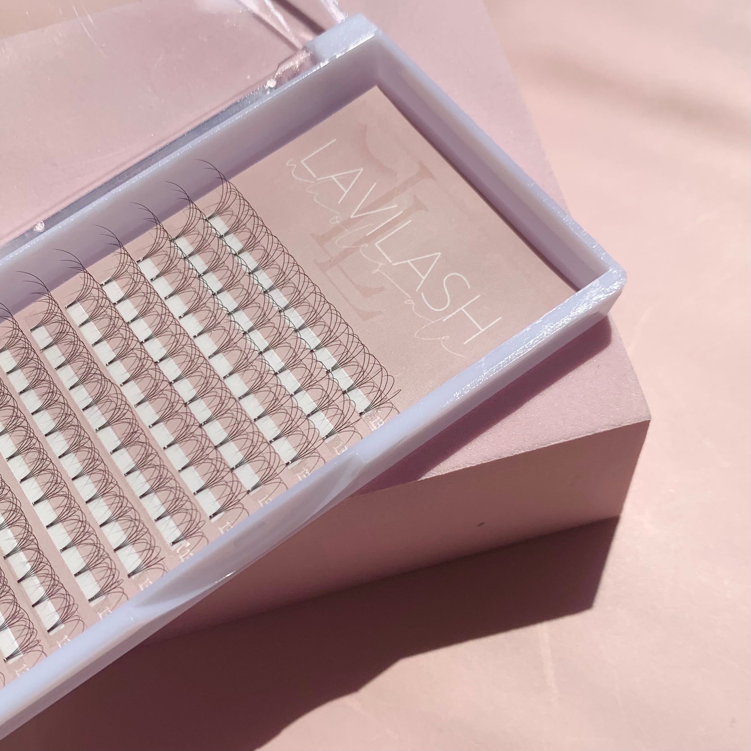 4D Premade Lashes in Acrylic Trays - LaviLash