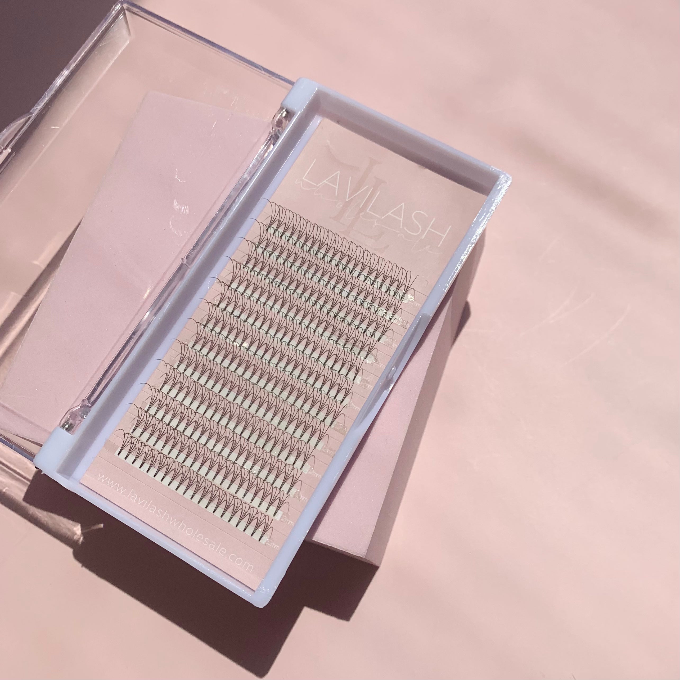 LaviLash Wholsale - 3D Premade Lashes in Acrylic Trays